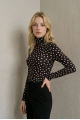 KADIN KAHVERENGİ BEYAZ PUANTİYELİ BALIKÇI YAKA PENYE BODY BLUZ YY101375