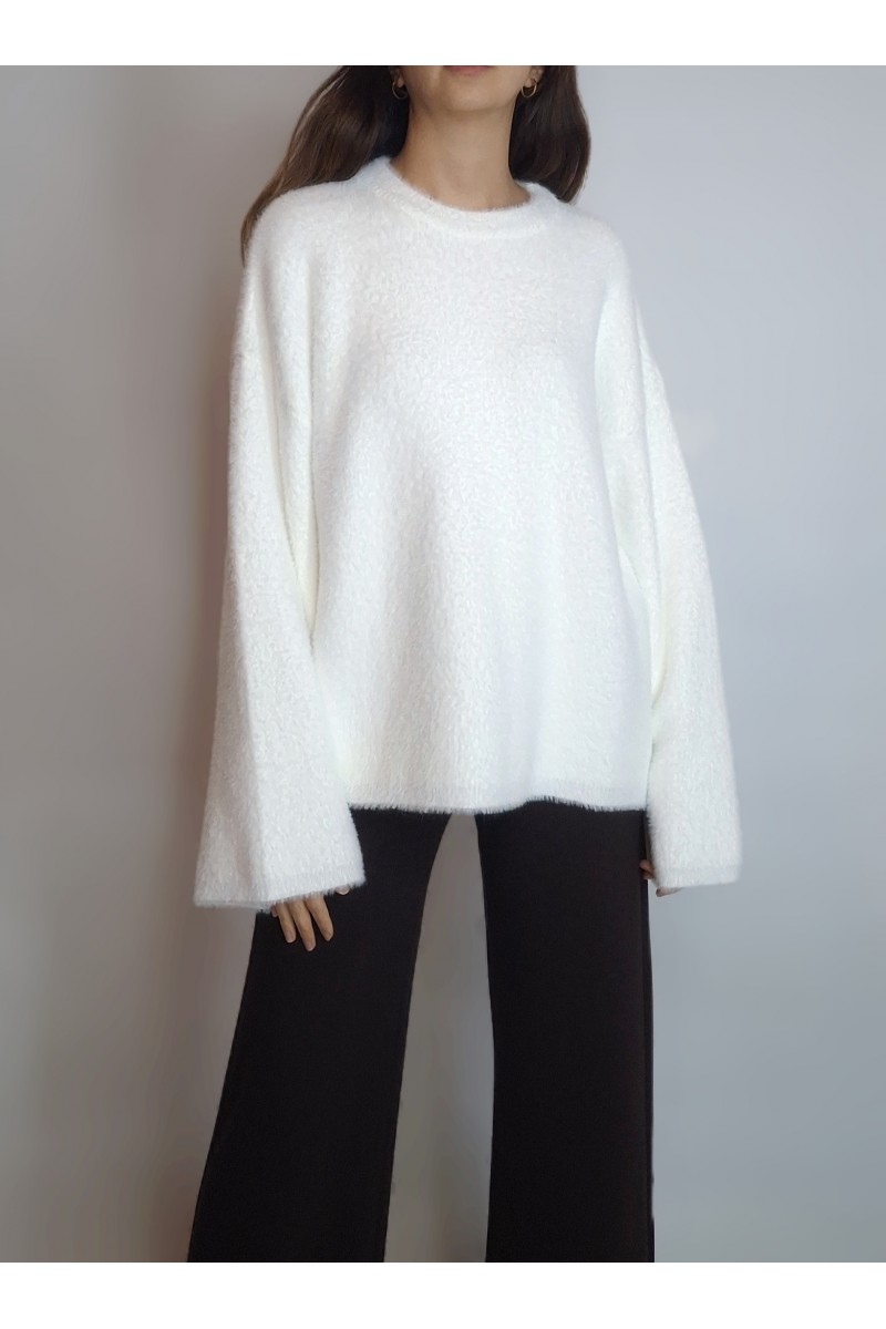 KADIN BEYAZ SIFIR YAKA YUMUŞAK DOKULU SAKALLI TRİKO KAZAK YY101327